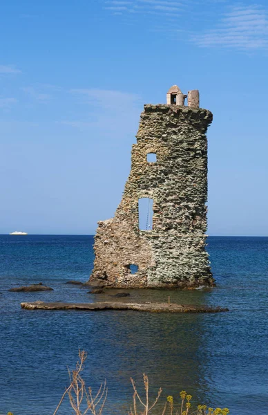 Korsika: der Turm von santa maria chjapella (1549), ein zerstörter genuesischer Turm in plage de santa maria entlang der sentier des douaniers (Zolloffiziersroute), ein Küstenweg auf dem Mützenkorso — Stockfoto