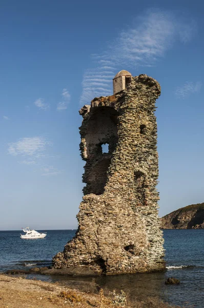 Korsika: der Turm von santa maria chjapella (1549), ein zerstörter genuesischer Turm in plage de santa maria entlang der sentier des douaniers (Zolloffiziersroute), ein Küstenweg auf dem Mützenkorso — Stockfoto