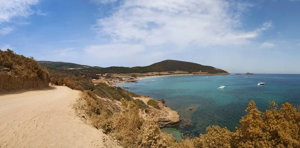 Corsica: la strada sterrata per Plage de Tamarone, spiaggia di Tamarone, una delle spiagge più famose e selvagge del Capo Corso, un lungo tratto di sabbia e calette rocciose circondate dalla macchia mediterranea — Foto Stock