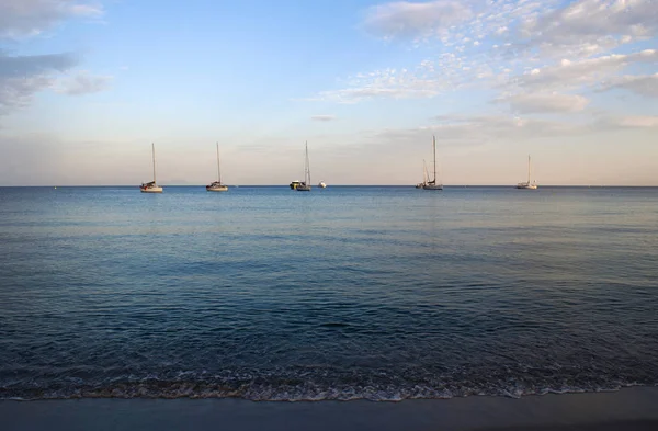 Korsyka: łodzie żaglowe o zachodzie słońca w Plage de Tamarone, jeden z najbardziej znanych i dzikie plaże Cap Corse, długiej piaszczyste i kamieniste zatoczki otoczone śródziemnomorską — Zdjęcie stockowe