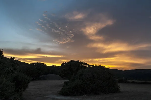 Corsica: i colori del tramonto a Plage de Tamarone, una delle spiagge più famose e selvagge del Capo Corso, una lunga distesa di sabbia e calette rocciose circondate dalla macchia mediterranea — Foto Stock