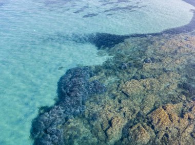 Denizde hava görünümünü taş. Yukarıda, şeffaf su Marnixkade deniz dibinin genel bakış
