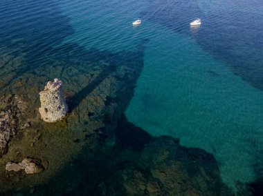 Havadan görünümü Corsica Cenevizli kule, Tur Genoise, Cap Corse Yarımadası. Kıyı şeridi. Fransa