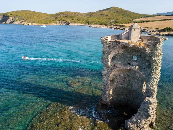 Luftaufnahme des genuesischen Turms, Tour Genoise, Cap Corse Halbinsel, Korsika. Küste. Frankreich — Stockfoto