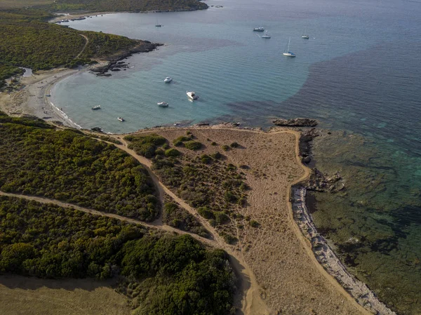 근처 해변의 산타 마리아, 모자 코스 반도, 코르시카 정박 중인된 보트와 칼라 Genovese 및 세관 장교 흔적의 일몰에 공중 보기 해안선입니다. 프랑스 — 스톡 사진