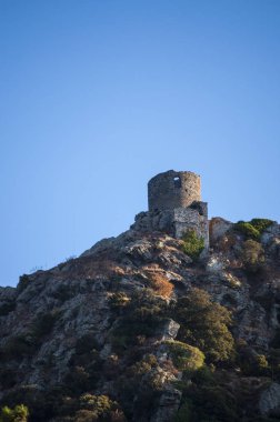Korsika: kule Seneca, XVI yüzyıl tarihli Cap Corse kalbinde antik bir Ceneviz Kulesi görünümünü bir gözetleme kulesi inşa ve 1840'ta tarihi bir anıt sınıflandırılmış