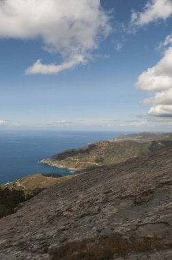 Corsica: panoramik Cap Corse, Dağları, Akdeniz ve Akdeniz maki ile onun tabiat manzarası için ünlü Fransız adasının Kuzey Yarımadası
