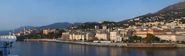 Korzika: a skyline a Bastia, a város, az északkeleti, a Cap Corse, látható a vádlottak padján, a kikötő a sziget, ahonnan kompok és körutazások indulnak és érkeznek a bázison — Stock Fotó