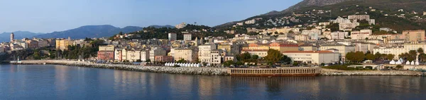 Korsika: die Skyline von Bastia, der Stadt im Nordosten, am Fuße des Cap Corse, vom Dock des Haupthafens der Insel aus gesehen, von dem aus Fähren und Kreuzfahrten abfahren und ankommen — Stockfoto