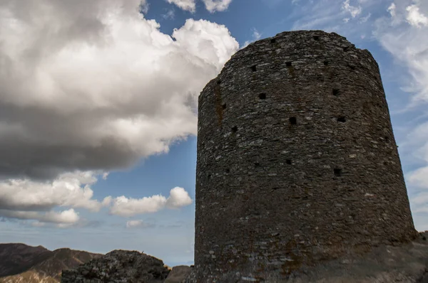 Córcega: vista de la Torre de Séneca, una antigua torre genovesa en el corazón del Cap Corse del siglo XVI, construida como torre de vigilancia y clasificada como monumento histórico en 1840 — Foto de Stock