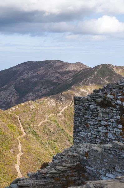 Córcega: paisaje del Cap Corse, la península norte de la isla francesa famosa por sus vistas salvajes, con los árboles, las nubes y los maquis mediterráneos — Foto de Stock