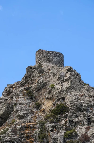 Córcega: vista de la Torre de Séneca, una antigua torre genovesa en el corazón del Cap Corse del siglo XVI, construida como torre de vigilancia y clasificada como monumento histórico en 1840 — Foto de Stock