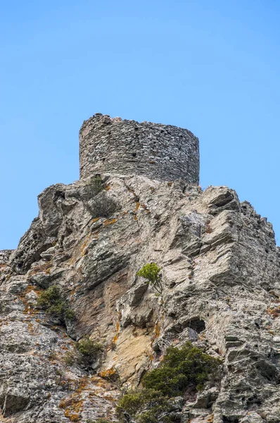 คอร์ซิกา: มุมมองของหอคอยเซเนกา หอคอยเกโนโบราณในใจกลางของ Cap Corse ตั้งแต่ศตวรรษที่ 16 สร้างขึ้นเป็นหอคอยนาฬิกาและจัดเป็นอนุสาวรีย์ประวัติศาสตร์ในปี 1840 — ภาพถ่ายสต็อก