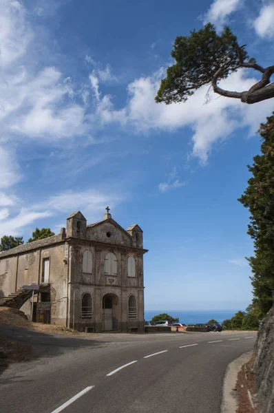 Корсика: Chapelle Sainte Lucie, Saint Lucia Chapel, маленькая церковь в сердце Cap Corse, северного полуострова французского острова, видимая с ветреной дороги — стоковое фото