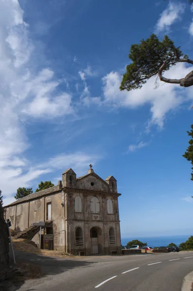 Корсика: Chapelle Sainte Lucie, Saint Lucia Chapel, маленькая церковь в сердце Cap Corse, северного полуострова французского острова, видимая с ветреной дороги — стоковое фото