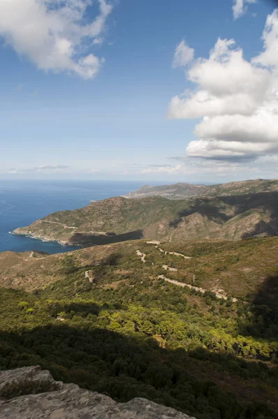 Corsica: panoramik Cap Corse, Dağları, Akdeniz ve Akdeniz maki ile onun tabiat manzarası için ünlü Fransız adasının Kuzey Yarımadası