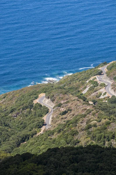 Córsega: o Mar Mediterrâneo, o maquis mediterrânico e as estradas sinuosas do lado ocidental de Cap Corse, a península setentrional da ilha francesa famosa pela sua paisagem selvagem — Fotografia de Stock
