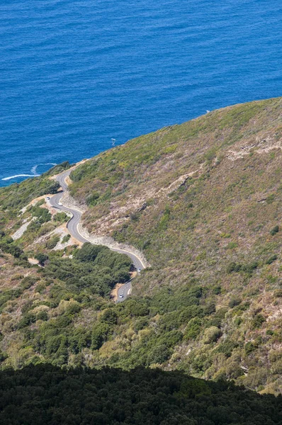 Córsega: o Mar Mediterrâneo, o maquis mediterrânico e a estrada sinuosa do lado ocidental de Cap Corse, a península setentrional da ilha francesa famosa pela sua paisagem selvagem — Fotografia de Stock