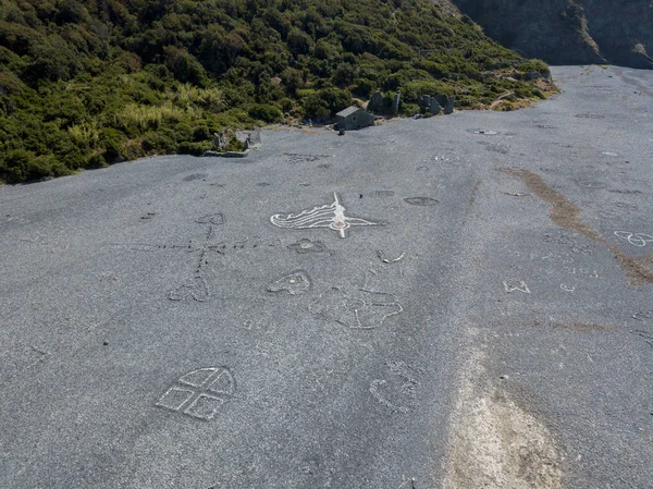 Vista aérea de la playa de piedra negra, Nonza, diseños geométricos hechos con piedras. Yin y Yang. Península de Cap Corse, Córcega. Línea costera. Francia — Foto de Stock