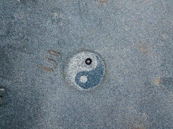 Luchtfoto van zwarte stenen strand, Nonza, geometrische ontwerpen gemaakt met stenen. Yin en Yang. Cap Corse schiereiland, Corsica. Kustlijn. Frankrijk — Stockfoto