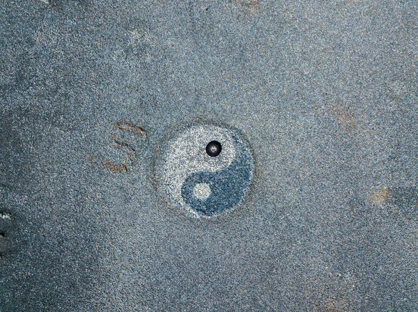 Siyah taş beach, Nonza, geometrik desenler taşlarla yapılan hava görünümünü. Yin ve Yang. Cap Corse Yarımadası, Corsica. Kıyı şeridi. Fransa — Stok fotoğraf