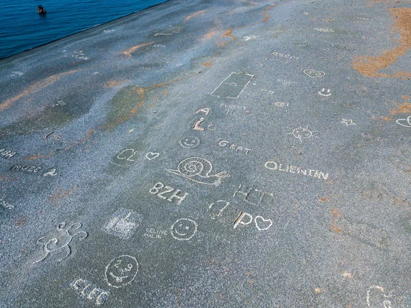 Vista aérea de la playa de piedra negra, Nonza, diseños geométricos hechos con piedras. Yin y Yang. Península de Cap Corse, Córcega. Línea costera. Francia —  Fotos de Stock