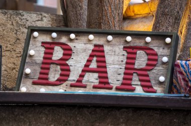 Bir bar neon işareti bir çerçeve ampuller ile