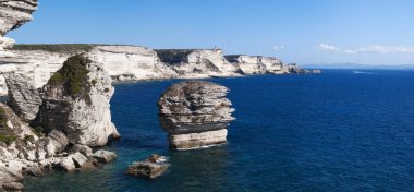 Corsica: Görünüm Bonifacio nefes kesen beyaz kalker kayalıklardan Bonifacio Boğazı, Korsika ve Sardunya arasında deniz streç önünde adanın güney ucunda