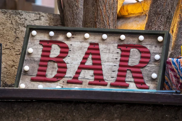 Bir bar neon işareti bir çerçeve ampuller ile