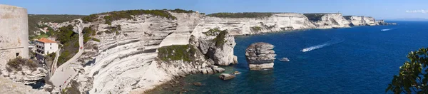 Corsica: view of the breathtaking white limestone cliffs of Bonifacio at the southern tip of the island in front of the Strait of Bonifacio, the stretch of sea between Corsica and Sardinia — Stock Photo, Image