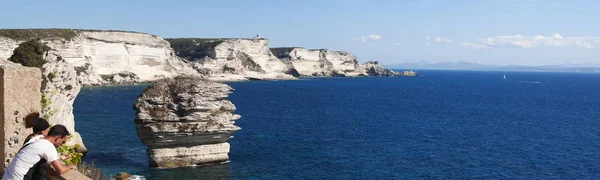 Corsica: view of the breathtaking white limestone cliffs of Bonifacio at the southern tip of the island in front of the Strait of Bonifacio, the stretch of sea between Corsica and Sardinia — Stock Photo, Image