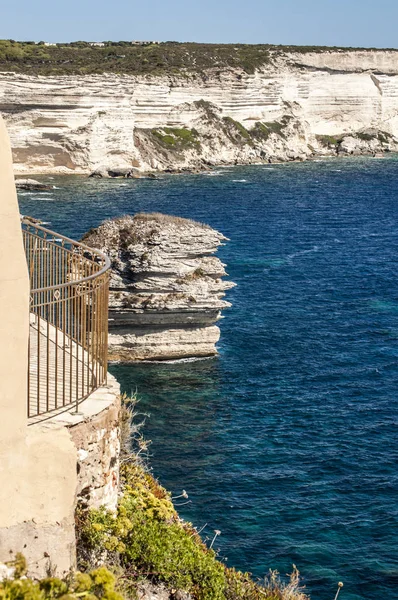 Korsika: ein Balkon mit Blick auf die weißen Kalksteinklippen von Bonifacio an der Südspitze der Insel vor der Straße von Bonifacio, Meeresabschnitt zwischen Korsika und Sardinen — Stockfoto