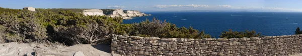 Corse : sentier du parc marin international des Bouches de Bonifacio, réserve naturelle créée par la France et l'Italie en 1993 au sommet du calcaire blanc du détroit de Bonifacio — Photo