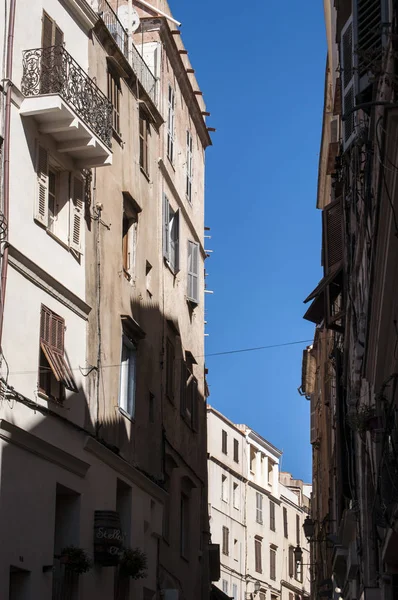 Corsica: weergave van de steegjes van de oude stad van Bonifacio, de stad aan de zuidpunt van het eiland gebouwd op de plaats van een citadel daterend uit de 9e eeuw — Stockfoto