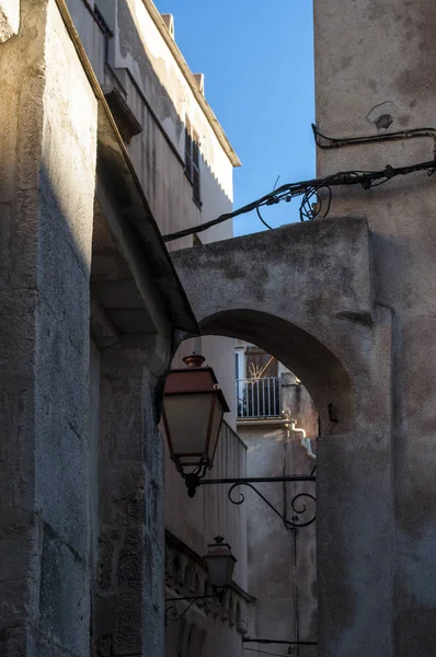 Córcega: vista de los callejones del casco antiguo de Bonifacio, la ciudad en el extremo sur de la isla construida en el sitio de una ciudadela que data del siglo IX — Foto de Stock