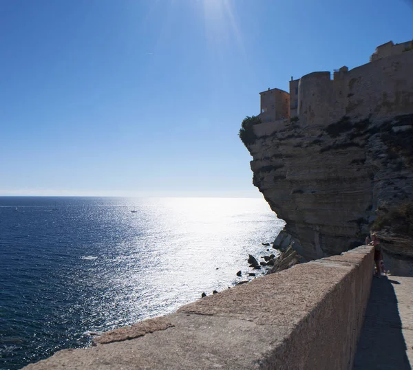 Córcega: detalle del horizonte del casco antiguo de Bonifacio, ciudad en el extremo sur de la isla, construida sobre la cima de impresionantes paredes de piedra caliza blanca frente al estrecho de Bonifacio —  Fotos de Stock