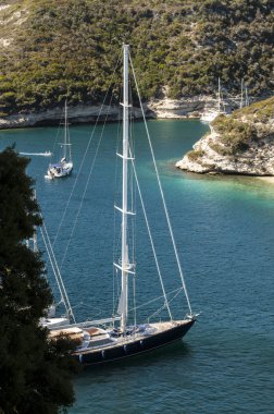 Corsica: yelkenli Bonifacio eski şehir, liman Bay Bonifacio, deniz kenarında bir promontory ayrı bir fiyort benzeri görünüm boğulan bir vadiye yerleştirilir