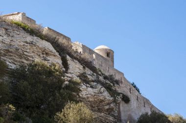 Korsika: antik duvarlar ve eski şehir Bonifacio, Guy de Maupassant'ın kısa öykü, kan davası ayar olduğu için ünlü adanın güney ucunda, şehir manzarası