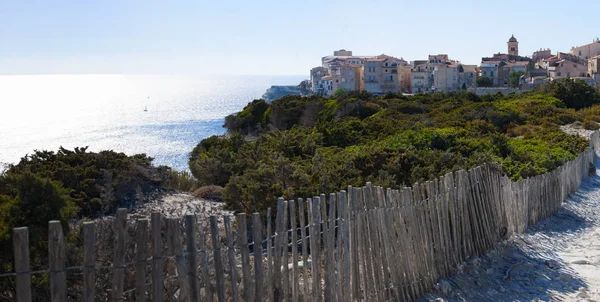 Corsica: un recinto di legno e lo skyline del centro storico di Bonifacio, la città sulla punta meridionale dell'isola, costruita sulla cima di pareti bianche di pietra calcarea di fronte allo stretto di Bonifacio — Foto Stock