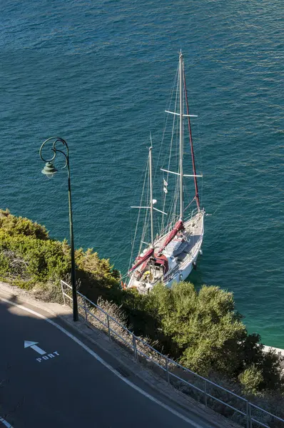 Corse : voilier dans le port de la vieille ville de Bonifacio, placé sur la baie de Bonifacio, un ravin noyé d'aspect fjord séparé de la mer par un promontoire — Photo