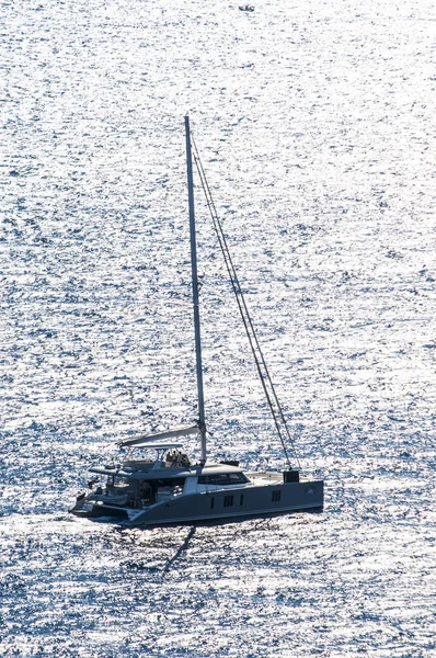 Corsica: a catamaran sailing in the Strait of Bonifacio, the stretch of sea between Corsica and Sardinia which divides the Tyrrhenian Sea from the western Mediterranean Sea — Stock Photo, Image
