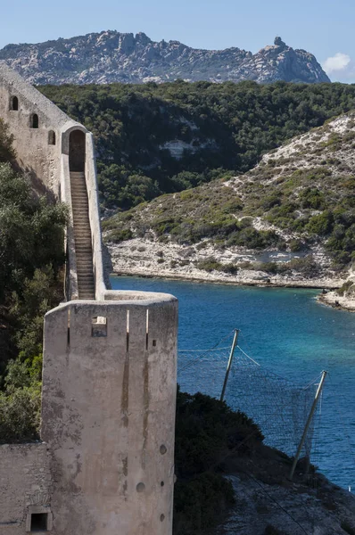 Korsika: das Meer und die antiken Mauern der Altstadt von Bonifacio, der Stadt an der Südspitze der Insel, berühmt dafür, Schauplatz von Guy de Maupassants Kurzgeschichte Vendetta zu sein — Stockfoto