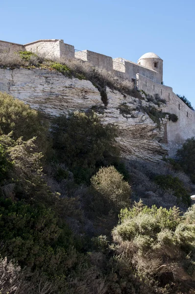 Korsika: antik duvarlar ve eski şehir Bonifacio, Guy de Maupassant'ın kısa öykü, kan davası ayar olduğu için ünlü adanın güney ucunda, şehir manzarası