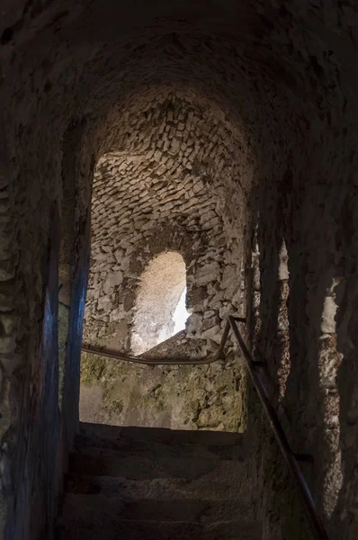 Córcega: las escaleras de las antiguas murallas del casco antiguo de Bonifacio, la ciudad en el extremo sur de la isla, famosa por ser el escenario de la historia corta de Guy de Maupassant, Vendetta — Foto de Stock