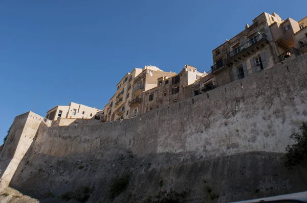 Corsica: le antiche mura e lo skyline del centro storico di Bonifacio, la città sulla punta meridionale dell'isola, famosa per essere stata la cornice del racconto di Guy de Maupassant, Vendetta — Foto Stock