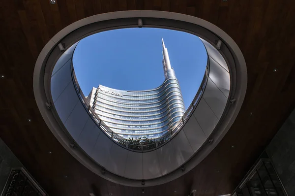 Μιλάνο, Ιταλία: ο κώνος του Πύργου Unicredit (Torre Unicredit), το ψηλότερο ουρανοξύστη ιταλικό σχεδιασμένο από τον Cesar Pelli, κεντρικά γραφεία της Τράπεζας Unicredit, φαίνεται από τον Gae Aulenti πλατεία — Φωτογραφία Αρχείου