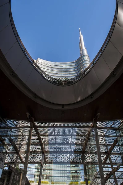 Milano: la guglia della Torre Unicredit (Torre Unicredit), il grattacielo italiano più alto progettato da Cesar Pelli, sede della UniCredit Bank, visto da Piazza Gae Aulenti — Foto Stock