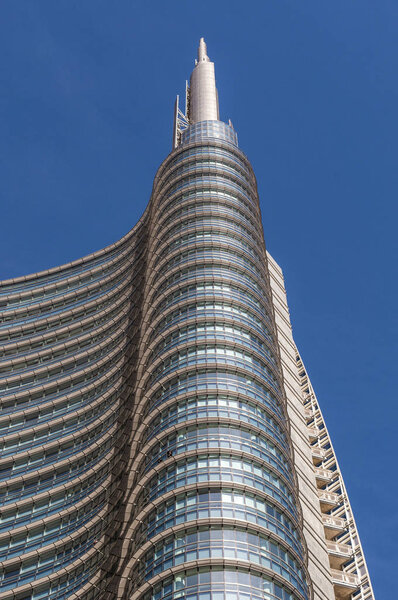 Милан, Италия: шпиль небоскреба Unicredit Tower (Torre Unicredit), самого высокого небоскреба, спроектированного Цезарем Пелли, штаб-квартира UniCredit Bank, вид с площади Гае Ауленти
