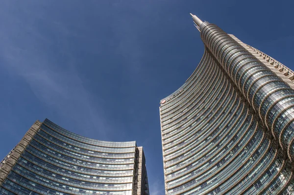 Milano: veduta panoramica della Torre Unicredit in Piazza Gae Aulenti, il grattacielo più alto d'Italia progettato dall'architetto Cesar Pelli, sede della UniCredit Bank — Foto Stock