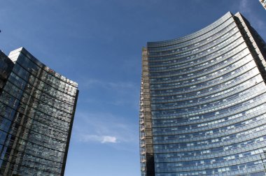 Milan, İtalya: Gae Aulenti Meydanı (Piazza Gae Aulenti), Arjantin tarafından tasarlanmış bir yükseltilmiş dairesel Meydanı binalarda Cesar Pelli yeni Porta Nuova Garibaldi semtinde mimar. 